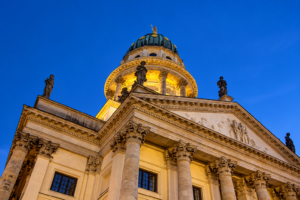 Ein Stück französischer Geschichte mitten in Berlin. Der Französische Dom am Gendarmenmarkt erinnert an die Hugenotten, die nach ihrer Flucht aus Frankreich in Brandenburg eine neue Heimat fanden. Heute beherbergt er das Hugenottenmuseum