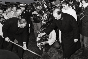 François Mitterrand und Helmut Kohl in Verdun am 22. September 1984. Für Morel war die rasch entstandene persönliche Nähe zwischen Kohl und Mitterrand entscheidend für die neue Dynamik der deutsch-französischen Beziehungen (Copyright: Centre des Archives diplomatiques de La Courneuve)