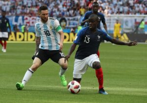N’Golo Kanté (rechts) im Zweikampf mit Argentiniens Lionel Messi bei der WM 2018. Der Sohn malischer Einwanderer verkörpert die Aufstiegschancen, die der Fußball in Frankreich eröffnet (Copyright: Wikimedia Commons)
