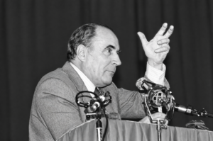 François Mitterrand: Sein Wahlsieg 1981 leitete drei Jahrzehnte regelmäßiger Machtwechsel zwischen links und rechts ein