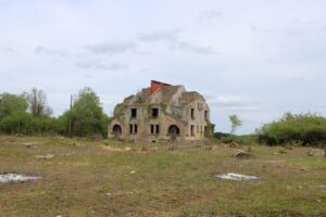 Ruine auf dem Gelände des ehemaligen Lagers Ban Saint-Jean. Nach dem Krieg übernahm zunächst die französische Armee das Gelände, das anschließend zunehmend verfiel (Copyright: Alamy)