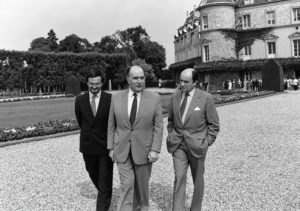 François Mitterrand mit Außenminister Claude Cheysson und Jacques Attali in Rambouillet im September 1981 (Copyright: Centre des Archives diplomatiques de La Courneuve)