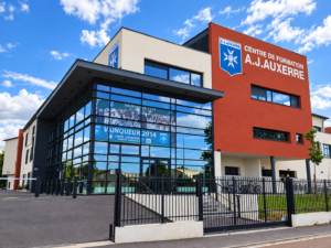 Neben den 16 Nachwuchsförderzentren des französischen Verbandes bilden auch Profivereine wie AJ Auxerre junge Fußballtalente aus. Ihre Akademien übernehmen einen wichtigen Teil der weiteren Ausbildung (Copyright: Wikimedia Commons)