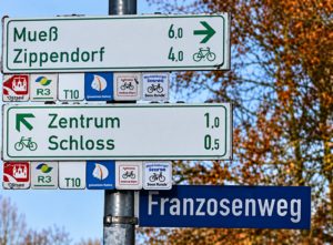 Ein Straßenname mit Geschichte: Der Franzosenweg am Schweriner See erinnert an französische Kriegsgefangene, die 1870/71 beim Bau eines Promenadenwegs eingesetzt wurden (Copyright: Wikimedia Commons)