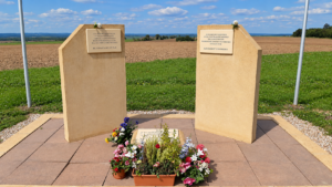 Die 2012 eingeweihte Gedenkstele am Ban Saint-Jean. Ihre Inschriften erinnern an ukrainische und andere sowjetische Kriegsgefangene, die im Lager ums Leben kamen (Copyright: Wikimedia Commons)