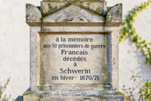 Erinnerung an 50 französische Kriegsgefangene, die im Winter 1870/71 in Schwerin starben: Das Denkmal auf dem katholischen Friedhof wurde 1872 errichtet (Stiftung Mecklenburg/Jörn Lehmann)