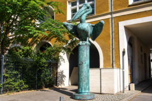 Ein Symbol des hugenottischen Erbes. Der Hugenotten-Pelikan in Berlin erinnert an die französischen Glaubensflüchtlinge und ihre Nachfahren. Ihre Geschichte verbindet Deutschland und Frankreich bis heute