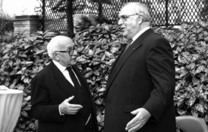 Joseph Rovan (links) im Gespräch mit Bundeskanzler Helmut Kohl. Der persönliche Austausch war für Rovan ein zentraler Bestandteil der deutsch-französischen Verständigung (Copyright: privat)