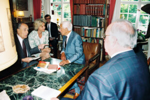 François Mitterrand und Helmut Kohl 1993 zu Besuch bei Ernst Jünger. Morel, selbst Übersetzer Jüngers, hatte Mitterrands Interesse an dem Schriftsteller geweckt (Copyright: Bundesarchiv, B 145 Bild-00087106)