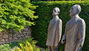 Die Bronzefiguren von Konrad Adenauer und Charles de Gaulle in Rhöndorf erinnern an die Verdienste beider Staatsmänner um die deutsch-französische Verständigung (Copyright: Landry Charrier)